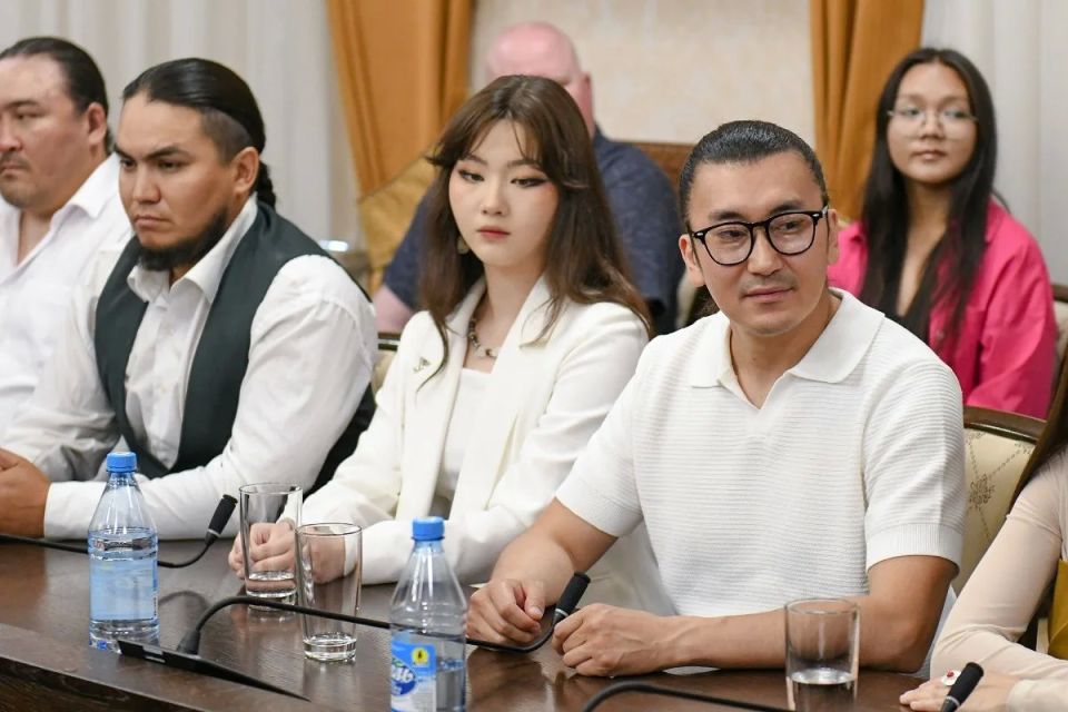 Глава региона Валентин Коновалов поздравил ведущие национальные коллективы Хакасской республиканской филармонии с успешным проведением гастролей на Донбассе Глава региона Валентин Коновалов поздравил ведущие национальные коллективы Хакасской республиканской филармонии с успешным проведением гастролей на Донбассе
