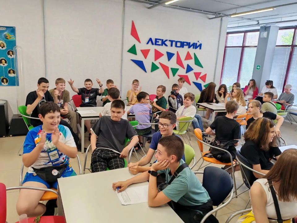 Сотрудники Центра крови совместно с педагогами технопарка Кванториум провели интерактивный квиз «Расшифруй код донора» Сотрудники Центра крови совместно с педагогами технопарка Кванториум провели интерактивный квиз «Расшифруй код донора»