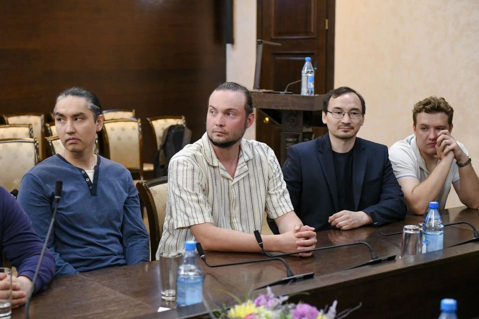 Участники ансамблей «лгер» и «Кн сузы» покорили сердца жителей Донбасса Участники ансамблей «лгер» и «Кн сузы» покорили сердца жителей Донбасса