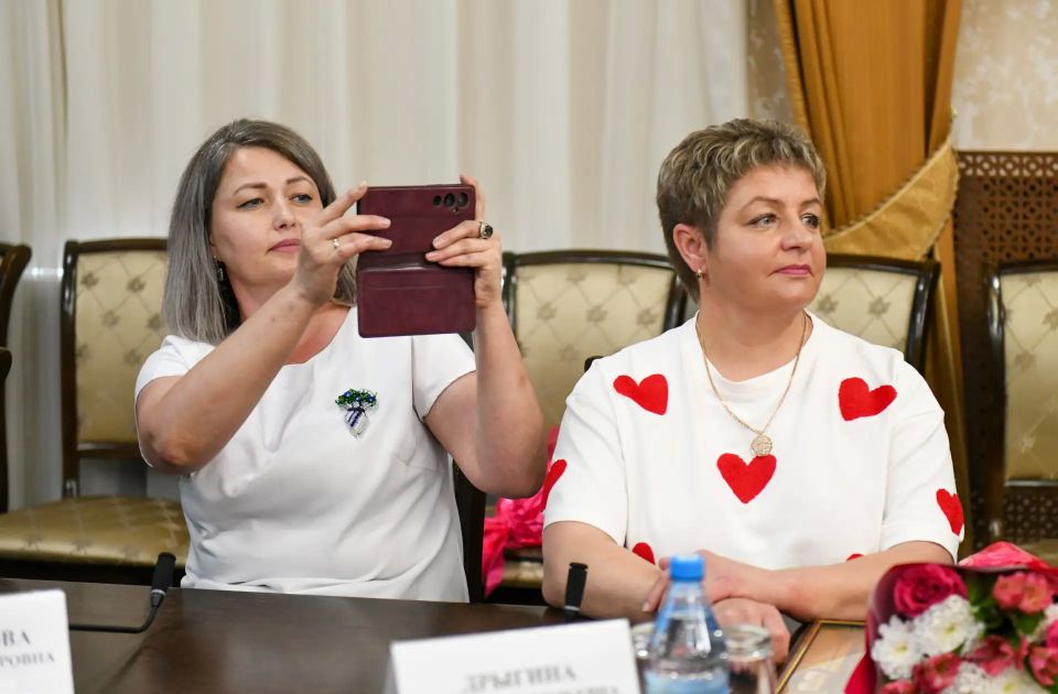Валентин Коновалов: Вручил государственные награды жителям республики Валентин Коновалов: Вручил государственные награды жителям республики