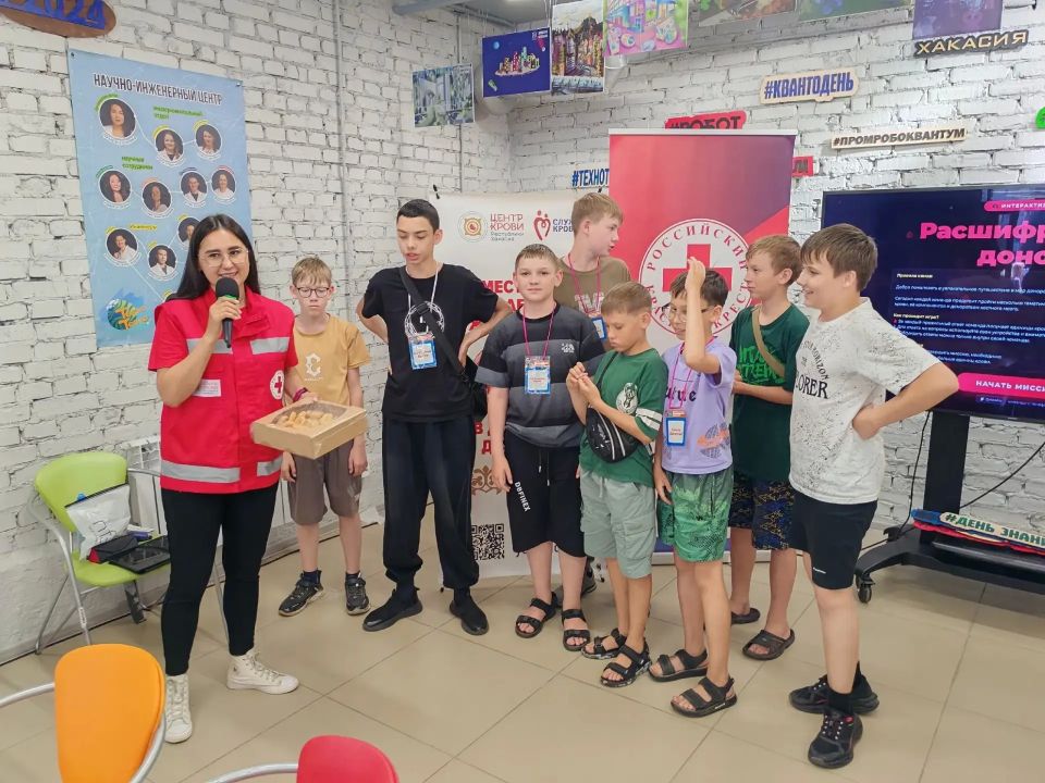 Сотрудники Центра крови совместно с педагогами технопарка Кванториум провели интерактивный квиз «Расшифруй код донора» Сотрудники Центра крови совместно с педагогами технопарка Кванториум провели интерактивный квиз «Расшифруй код донора»