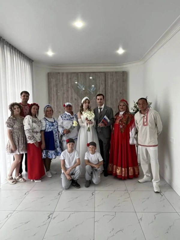 В отделе ЗАГС по городу Абакану прошла патриотическая акция «Российский триколор», приуроченная к Дню России В отделе ЗАГС по городу Абакану прошла патриотическая акция «Российский триколор», приуроченная к Дню России