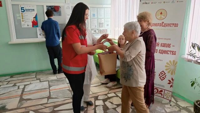 Сотрудники Центра крови поздравили ветеранов донорского движения Сотрудники Центра крови поздравили ветеранов донорского движения
