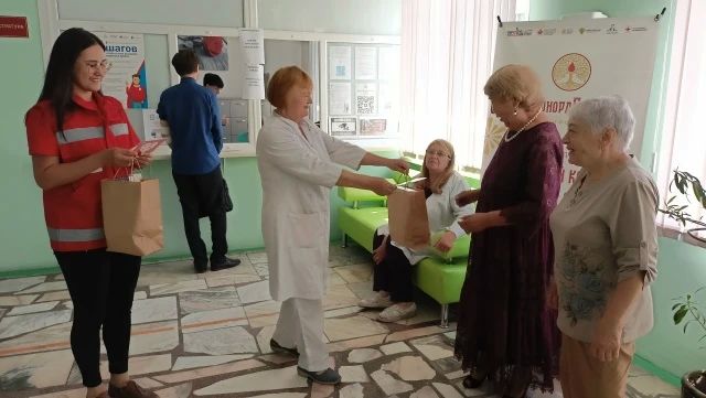 Сотрудники Центра крови поздравили ветеранов донорского движения Сотрудники Центра крови поздравили ветеранов донорского движения