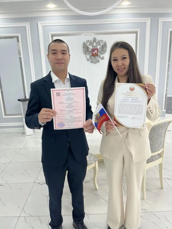 В отделе ЗАГС по городу Абакану прошла патриотическая акция «Российский триколор», приуроченная к Дню России В отделе ЗАГС по городу Абакану прошла патриотическая акция «Российский триколор», приуроченная к Дню России