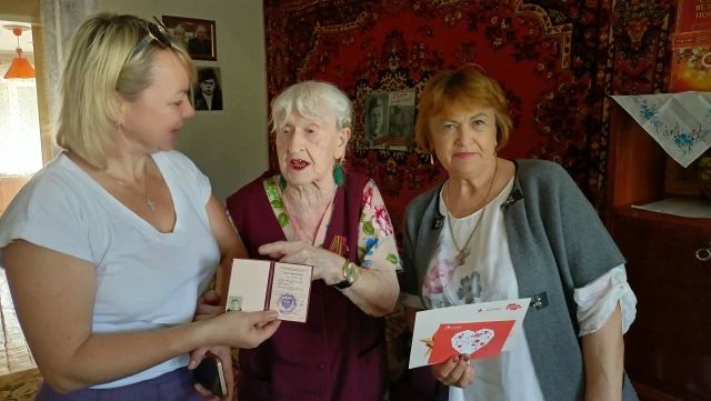 Сотрудники Центра крови поздравили ветеранов донорского движения Сотрудники Центра крови поздравили ветеранов донорского движения