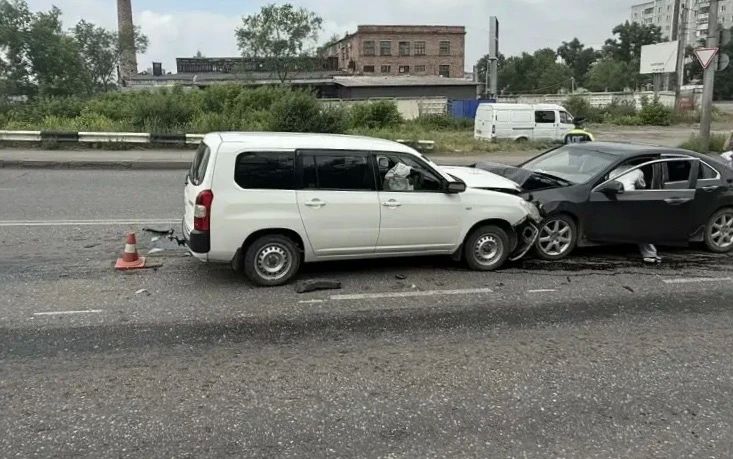 В Абакане бесправник выехал на выезд на "встречку" и устроил ДТП В Абакане бесправник выехал на выезд на "встречку" и устроил ДТП