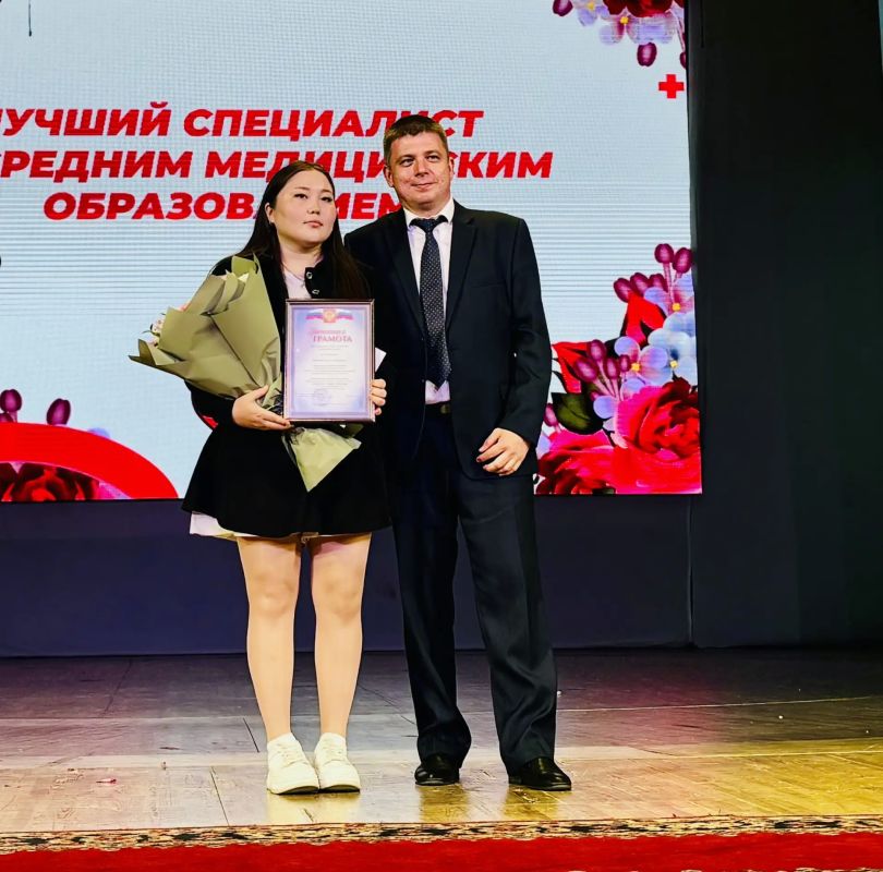 Глава Хакасии наградил медиков в преддверии профессионального праздника Глава Хакасии наградил медиков в преддверии профессионального праздника