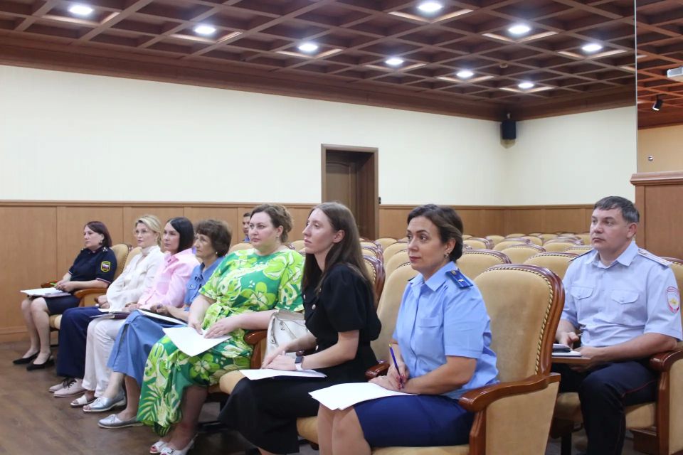В прокуратуре Республики Хакасия под председательством заместителя прокурора республики Дениса Стонта проведено заседание межведомственной рабочей группы по обеспечению законности в сфере соблюдения трудовых прав граждан В прокуратуре Республики Хакасия под председательством заместителя прокурора республики Дениса Стонта проведено заседание межведомственной рабочей группы по обеспечению законности в сфере соблюдения трудовых прав граждан