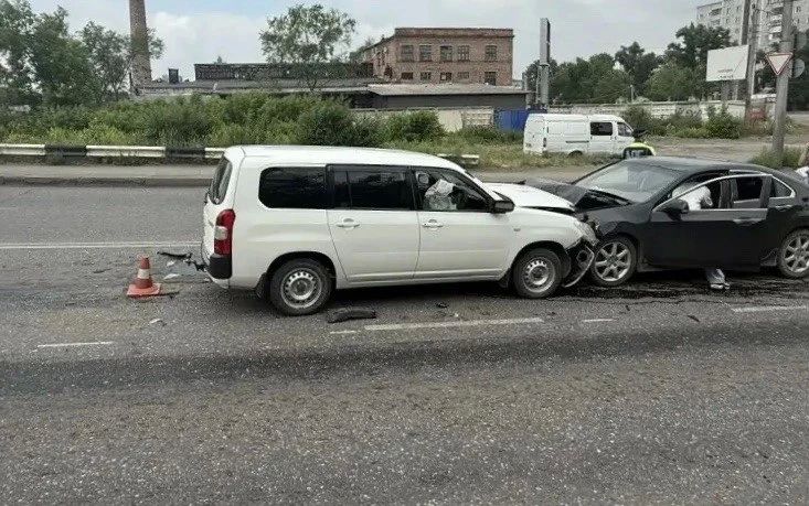 Авария по вине бесправника случилась на улице Пушкина в Абакане - 19-летний парень на Хонде при подъеме на виадук выехал на встречку и лоб в лоб столкнулся с Тойотой