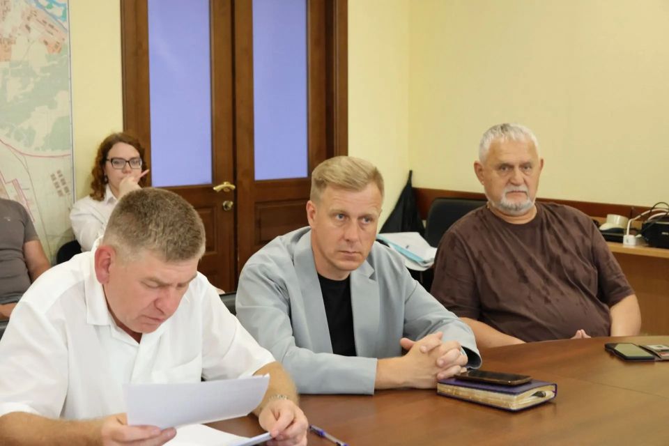 Сегодня на еженедельном штабе по выполнению дорожно-строительных работ и благоустройству Глава города Абакана Алексей Лемин обсудил с профильными руководителями, кураторами объектов и представителями подрядных организаций... Сегодня на еженедельном штабе по выполнению дорожно-строительных работ и благоустройству Глава города Абакана Алексей Лемин обсудил с профильными руководителями, кураторами объектов и представителями подрядных организаций...