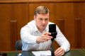 Глава Хакасии Валентин Коновалов проведёт прямой эфир и ответит на вопросы жителей в отечественном мессенджере «МАКС»