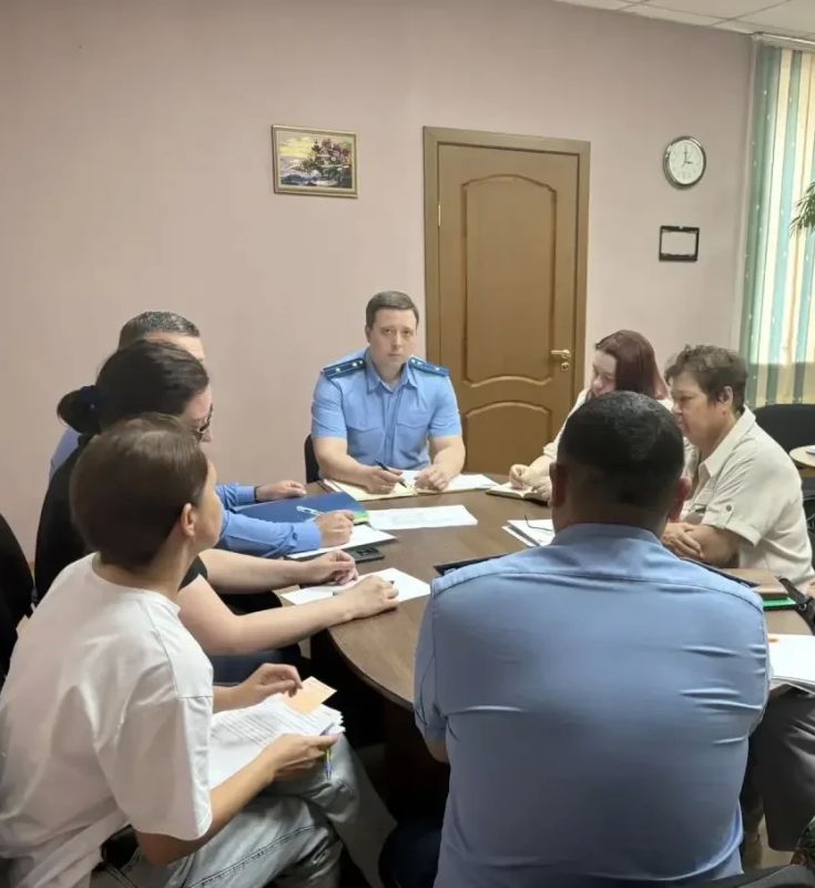 В прокуратуре Аскизского района под председательством прокурора района Дениса Максименко проведено межведомственное совещание по вопросам соблюдения законодательства об исполнительном производстве при исполнении судебных...
