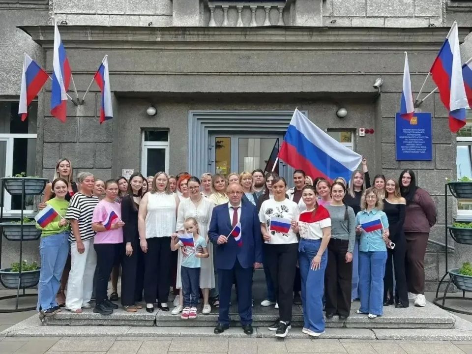 В МТУ Росимущества в Красноярском крае, Республике Хакасия и Республике Тыва прошла праздничная линейка, посвящённая Дню России