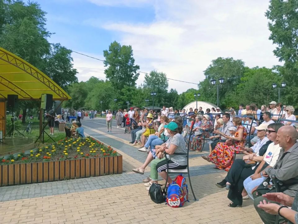 Выставка пионов, джаз и звуки маримбы ждут абаканцев на Бульваре выходного дня Выставка пионов, джаз и звуки маримбы ждут абаканцев на Бульваре выходного дня