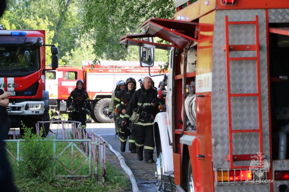 В Абакане пожарные МЧС России оперативно справились с огнем в доме коридорного типа и спасли более 20 человек В Абакане пожарные МЧС России оперативно справились с огнем в доме коридорного типа и спасли более 20 человек