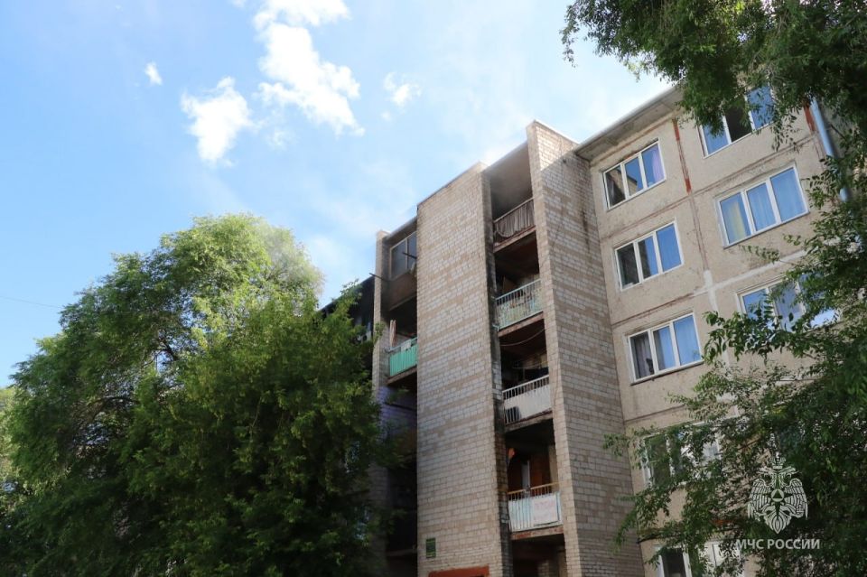 В Абакане пожарные МЧС России оперативно справились с огнем в доме коридорного типа и спасли более 20 человек В Абакане пожарные МЧС России оперативно справились с огнем в доме коридорного типа и спасли более 20 человек