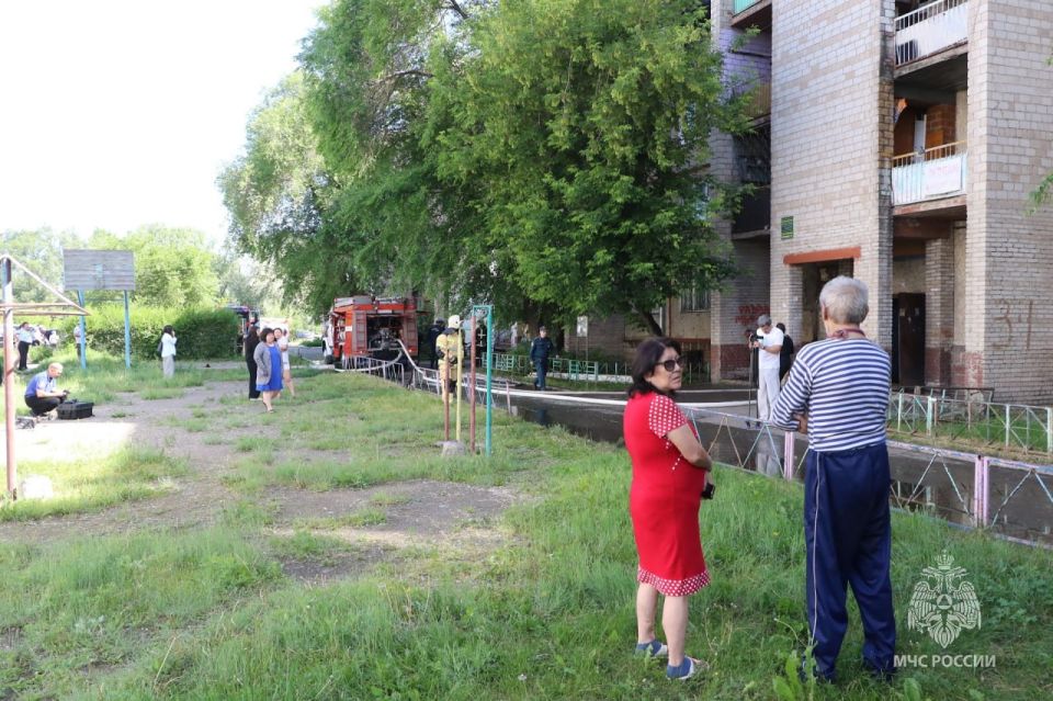 В Абакане пожарные МЧС России оперативно справились с огнем в доме коридорного типа и спасли более 20 человек В Абакане пожарные МЧС России оперативно справились с огнем в доме коридорного типа и спасли более 20 человек