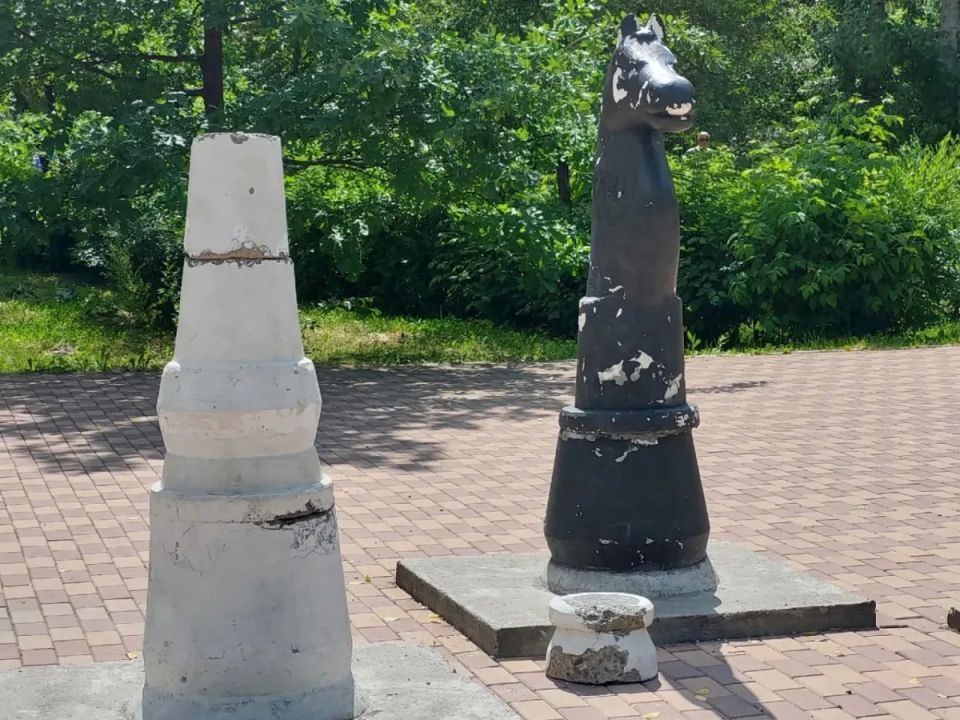 До шахматных фигур в саяногорском сквере «Гамбит» вновь добрались вандалы
