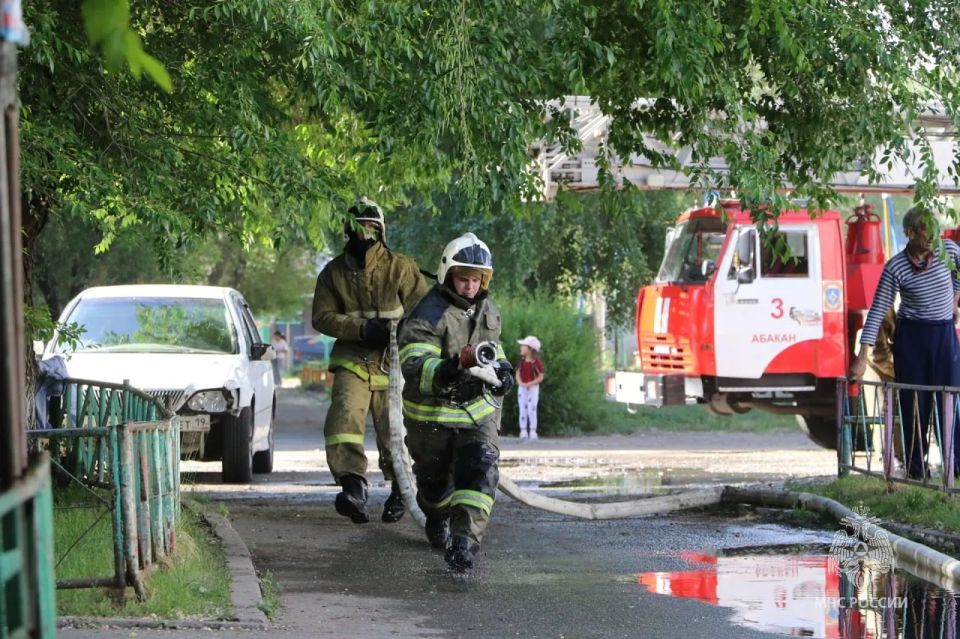 Счёт шёл на секунды: утренний пожар в Абакане едва не обернулся трагедией Счёт шёл на секунды: утренний пожар в Абакане едва не обернулся трагедией