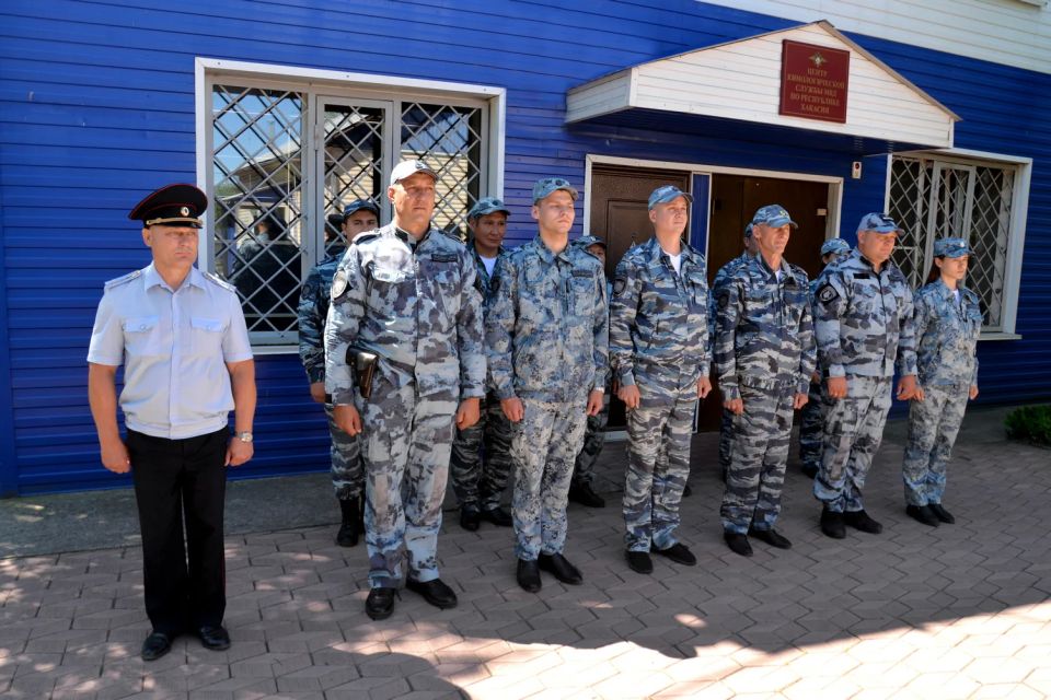 Министр внутренних дел по Республике Хакасия поздравил сотрудников Центра кинологической службы с профессиональным праздником Министр внутренних дел по Республике Хакасия поздравил сотрудников Центра кинологической службы с профессиональным праздником