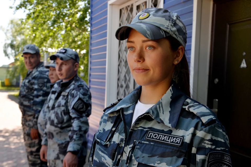 Министр внутренних дел по Республике Хакасия поздравил сотрудников Центра кинологической службы с профессиональным праздником Министр внутренних дел по Республике Хакасия поздравил сотрудников Центра кинологической службы с профессиональным праздником