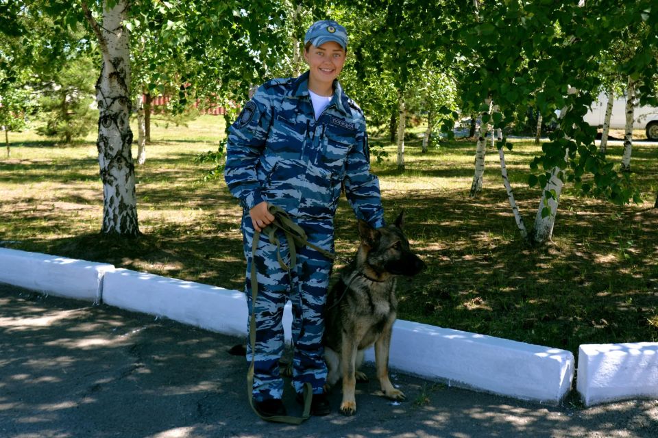 Министр внутренних дел по Республике Хакасия поздравил сотрудников Центра кинологической службы с профессиональным праздником Министр внутренних дел по Республике Хакасия поздравил сотрудников Центра кинологической службы с профессиональным праздником