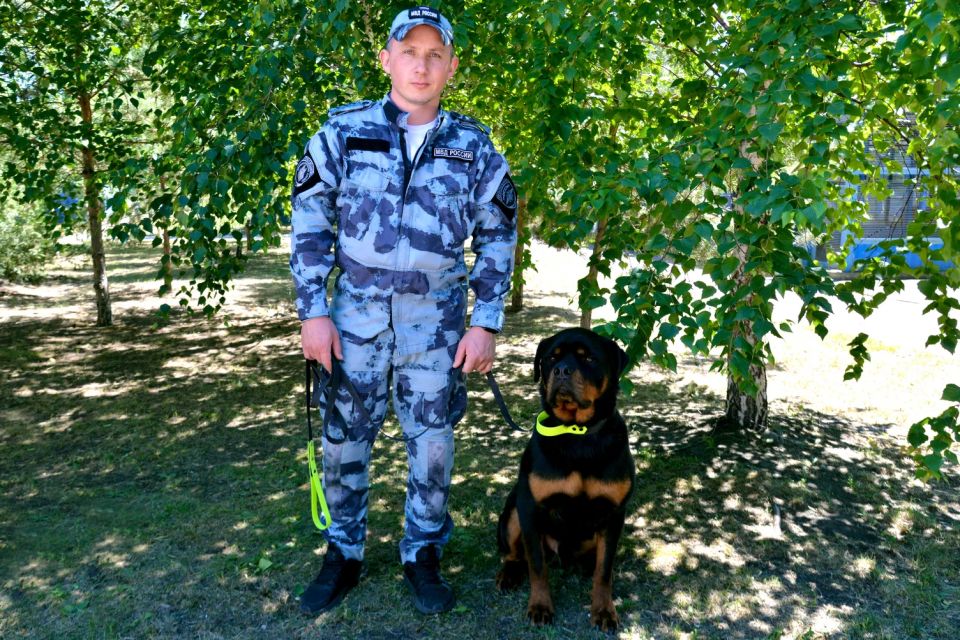 Министр внутренних дел по Республике Хакасия поздравил сотрудников Центра кинологической службы с профессиональным праздником Министр внутренних дел по Республике Хакасия поздравил сотрудников Центра кинологической службы с профессиональным праздником