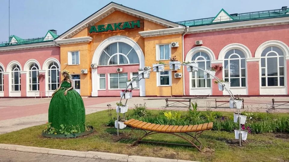 Новая цветочная инсталляция появилась на железнодорожном вокзале в Абакане Новая цветочная инсталляция появилась на железнодорожном вокзале в Абакане