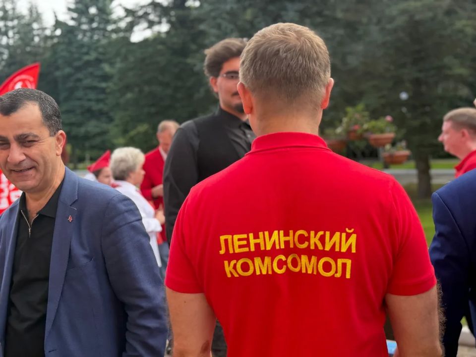 КПРФ на своем XIX съезде приняла предвыборную программу, с которой партия пойдет на думские выборы в сентябре, а также утвердила список кандидатов в нижнюю палату парламента, передает корреспондент РБК КПРФ на своем XIX съезде приняла предвыборную программу, с которой партия пойдет на думские выборы в сентябре, а также утвердила список кандидатов в нижнюю палату парламента, передает корреспондент РБК