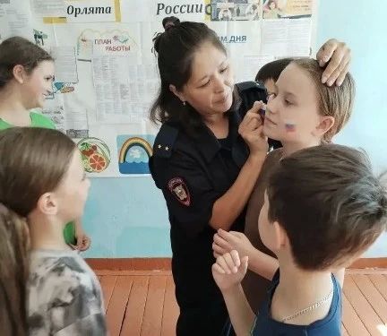 Полицейские Усть-Абакана проводят уроки правовой грамотности в пришкольных лагерях и прививают детям любовь к Родине Полицейские Усть-Абакана проводят уроки правовой грамотности в пришкольных лагерях и прививают детям любовь к Родине