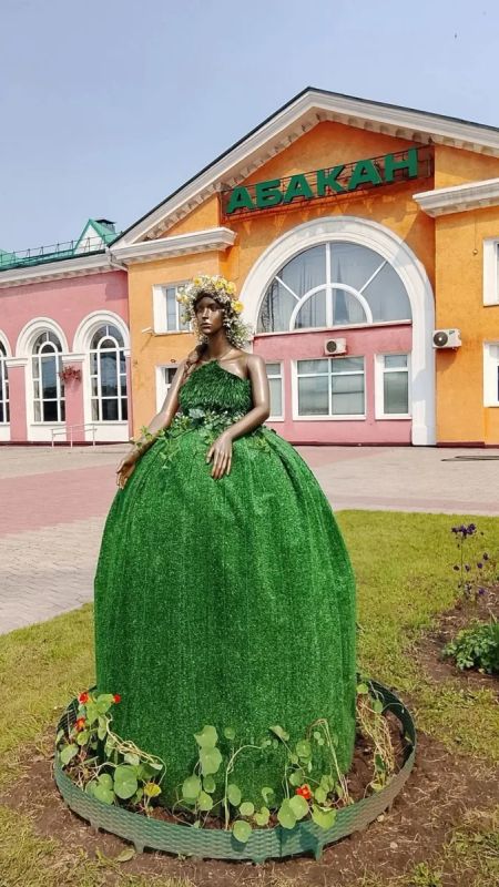 Новая цветочная инсталляция появилась на железнодорожном вокзале в Абакане Новая цветочная инсталляция появилась на железнодорожном вокзале в Абакане