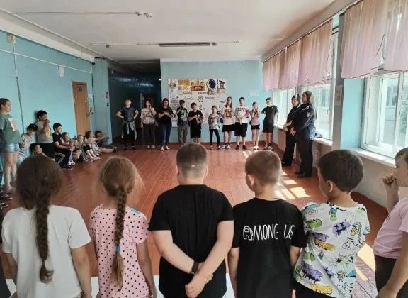 Полицейские Усть-Абакана проводят уроки правовой грамотности в пришкольных лагерях и прививают детям любовь к Родине Полицейские Усть-Абакана проводят уроки правовой грамотности в пришкольных лагерях и прививают детям любовь к Родине