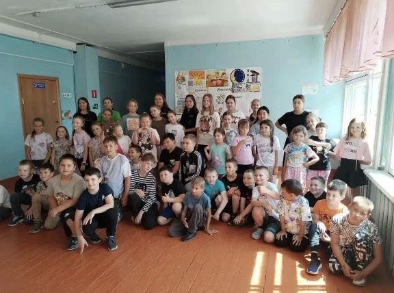 Полицейские Усть-Абакана проводят уроки правовой грамотности в пришкольных лагерях и прививают детям любовь к Родине Полицейские Усть-Абакана проводят уроки правовой грамотности в пришкольных лагерях и прививают детям любовь к Родине