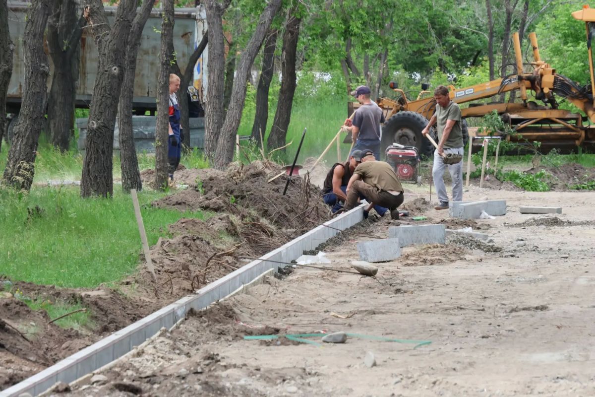 В парке «Комсомольский» началось выполнение благоустроительных работ, запланированных на этот год по национальному проекту «Инфраструктура для жизни»: подрядная организация – «Муниципальный жилищный фонд» выполнит площадку... В парке «Комсомольский» началось выполнение благоустроительных работ, запланированных на этот год по национальному проекту «Инфраструктура для жизни»: подрядная организация – «Муниципальный жилищный фонд» выполнит площадку...