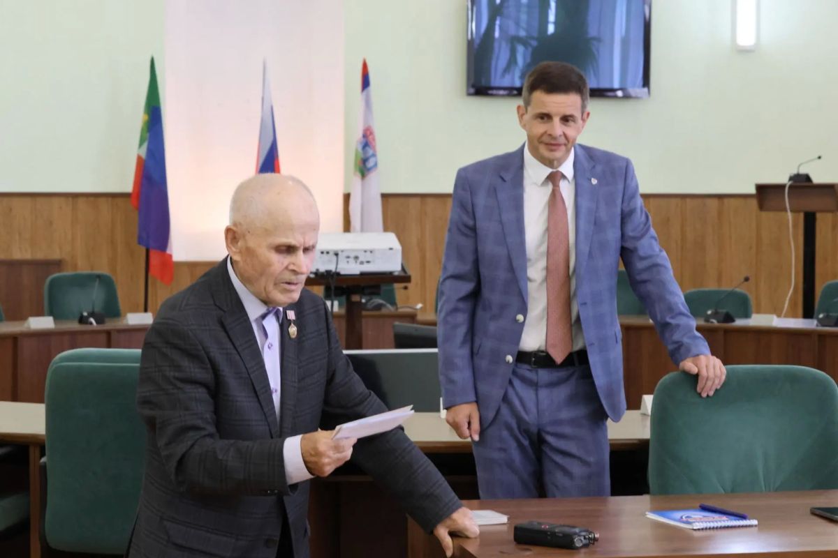 Сегодня на аппаратной планёрке в городской администрации чествовали особенного юбиляра – заслуженного учителя Республики Хакасия Павла Фёдоровича Алексеенко: ему исполнилось 90 лет! Глава города Абакана Алексей Лемин вручил... Сегодня на аппаратной планёрке в городской администрации чествовали особенного юбиляра – заслуженного учителя Республики Хакасия Павла Фёдоровича Алексеенко: ему исполнилось 90 лет! Глава города Абакана Алексей Лемин вручил...