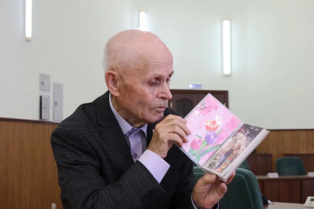 Сегодня на аппаратной планёрке в городской администрации чествовали особенного юбиляра – заслуженного учителя Республики Хакасия Павла Фёдоровича Алексеенко: ему исполнилось 90 лет! Глава города Абакана Алексей Лемин вручил... Сегодня на аппаратной планёрке в городской администрации чествовали особенного юбиляра – заслуженного учителя Республики Хакасия Павла Фёдоровича Алексеенко: ему исполнилось 90 лет! Глава города Абакана Алексей Лемин вручил...