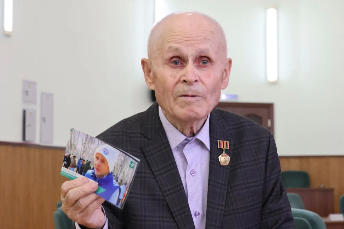 Сегодня на аппаратной планёрке в городской администрации чествовали особенного юбиляра – заслуженного учителя Республики Хакасия Павла Фёдоровича Алексеенко: ему исполнилось 90 лет! Глава города Абакана Алексей Лемин вручил... Сегодня на аппаратной планёрке в городской администрации чествовали особенного юбиляра – заслуженного учителя Республики Хакасия Павла Фёдоровича Алексеенко: ему исполнилось 90 лет! Глава города Абакана Алексей Лемин вручил...