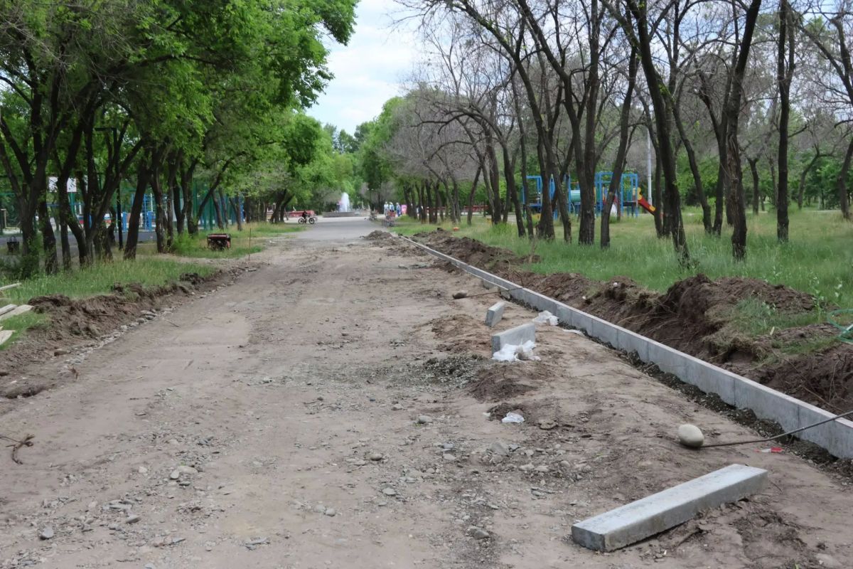 В парке «Комсомольский» началось выполнение благоустроительных работ, запланированных на этот год по национальному проекту «Инфраструктура для жизни»: подрядная организация – «Муниципальный жилищный фонд» выполнит площадку... В парке «Комсомольский» началось выполнение благоустроительных работ, запланированных на этот год по национальному проекту «Инфраструктура для жизни»: подрядная организация – «Муниципальный жилищный фонд» выполнит площадку...