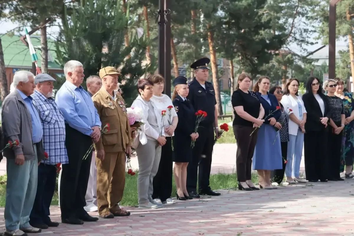 Сотрудники ОМВД России по Алтайскому району приняли участие в торжественном митинге, приуроченном ко Дню памяти и скорби Сотрудники ОМВД России по Алтайскому району приняли участие в торжественном митинге, приуроченном ко Дню памяти и скорби