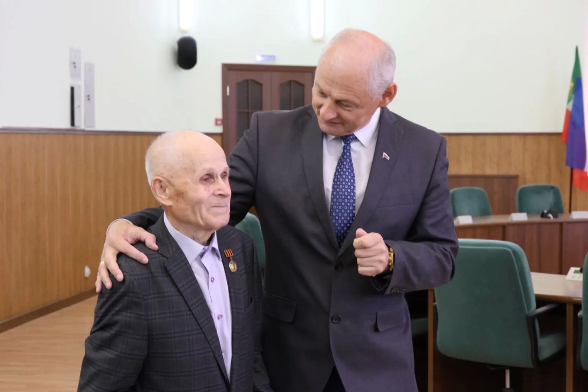 Сегодня на аппаратной планёрке в городской администрации чествовали особенного юбиляра – заслуженного учителя Республики Хакасия Павла Фёдоровича Алексеенко: ему исполнилось 90 лет! Глава города Абакана Алексей Лемин вручил... Сегодня на аппаратной планёрке в городской администрации чествовали особенного юбиляра – заслуженного учителя Республики Хакасия Павла Фёдоровича Алексеенко: ему исполнилось 90 лет! Глава города Абакана Алексей Лемин вручил...