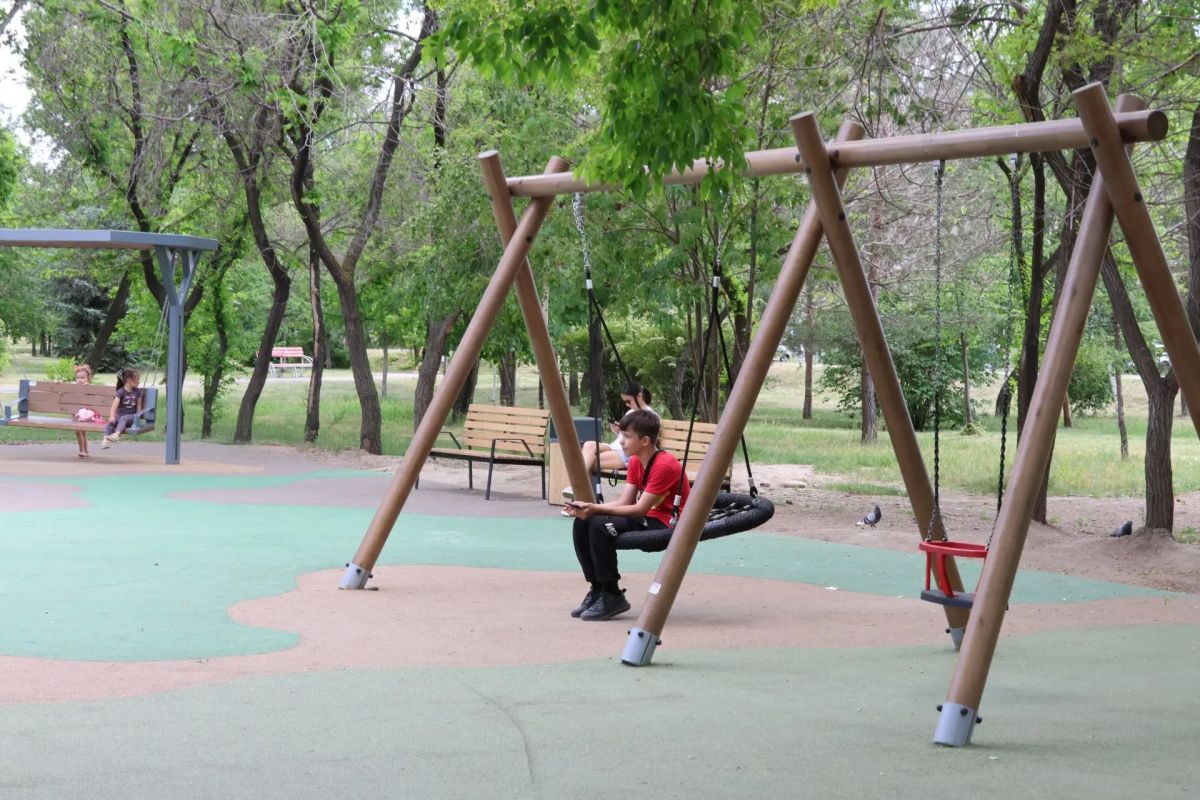 В парке «Комсомольский» началось выполнение благоустроительных работ, запланированных на этот год по национальному проекту «Инфраструктура для жизни»: подрядная организация – «Муниципальный жилищный фонд» выполнит площадку... В парке «Комсомольский» началось выполнение благоустроительных работ, запланированных на этот год по национальному проекту «Инфраструктура для жизни»: подрядная организация – «Муниципальный жилищный фонд» выполнит площадку...