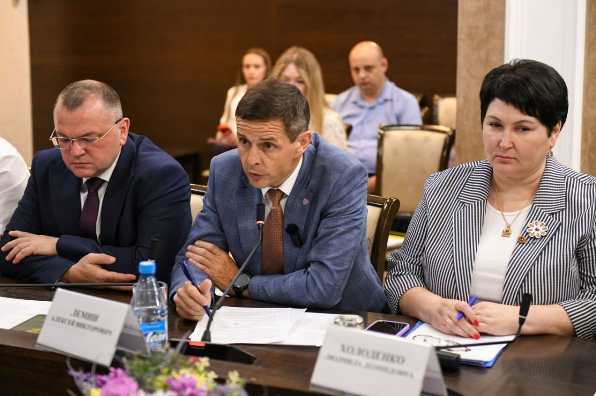 Валентин Коновалов: Провёл штаб по реализации проекта «Чистый воздух» Валентин Коновалов: Провёл штаб по реализации проекта «Чистый воздух»