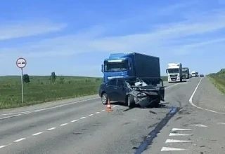 В Боградском районе легковушка влетела под грузовик В Боградском районе легковушка влетела под грузовик