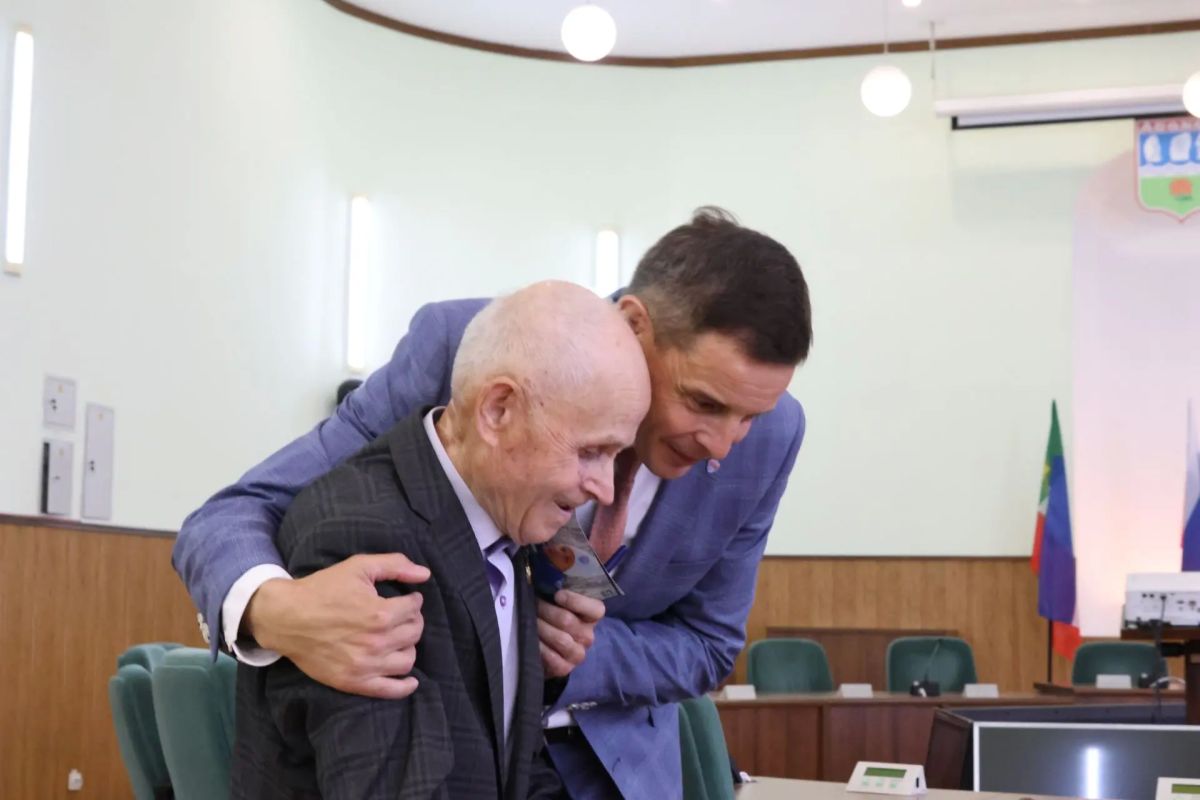 Сегодня на аппаратной планёрке в городской администрации чествовали особенного юбиляра – заслуженного учителя Республики Хакасия Павла Фёдоровича Алексеенко: ему исполнилось 90 лет! Глава города Абакана Алексей Лемин вручил... Сегодня на аппаратной планёрке в городской администрации чествовали особенного юбиляра – заслуженного учителя Республики Хакасия Павла Фёдоровича Алексеенко: ему исполнилось 90 лет! Глава города Абакана Алексей Лемин вручил...