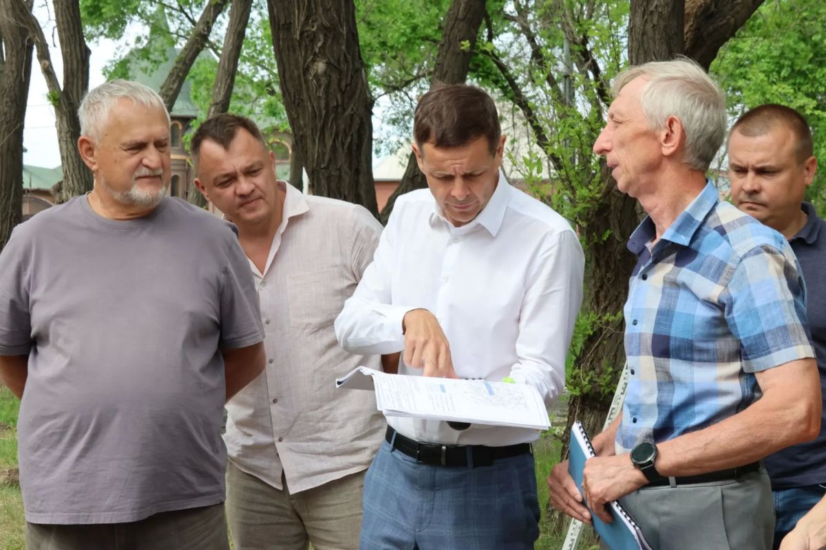 В парке «Комсомольский» началось выполнение благоустроительных работ, запланированных на этот год по национальному проекту «Инфраструктура для жизни»: подрядная организация – «Муниципальный жилищный фонд» выполнит площадку... В парке «Комсомольский» началось выполнение благоустроительных работ, запланированных на этот год по национальному проекту «Инфраструктура для жизни»: подрядная организация – «Муниципальный жилищный фонд» выполнит площадку...
