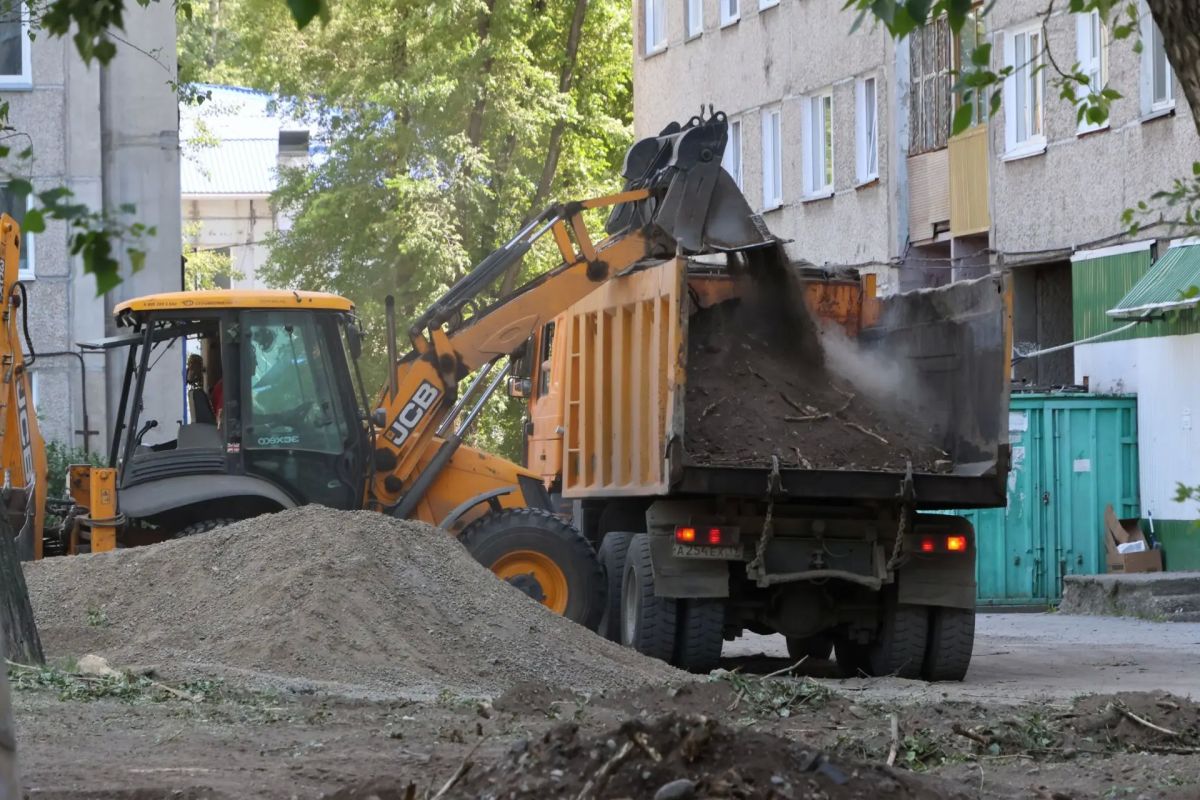 Сегодня Глава города Абакана Алексей Лемин проверил благоустройство пяти дворов, которые в этом году приводятся в порядок в республиканской столице по национальному проекту «Инфраструктура для жизни» Сегодня Глава города Абакана Алексей Лемин проверил благоустройство пяти дворов, которые в этом году приводятся в порядок в республиканской столице по национальному проекту «Инфраструктура для жизни»