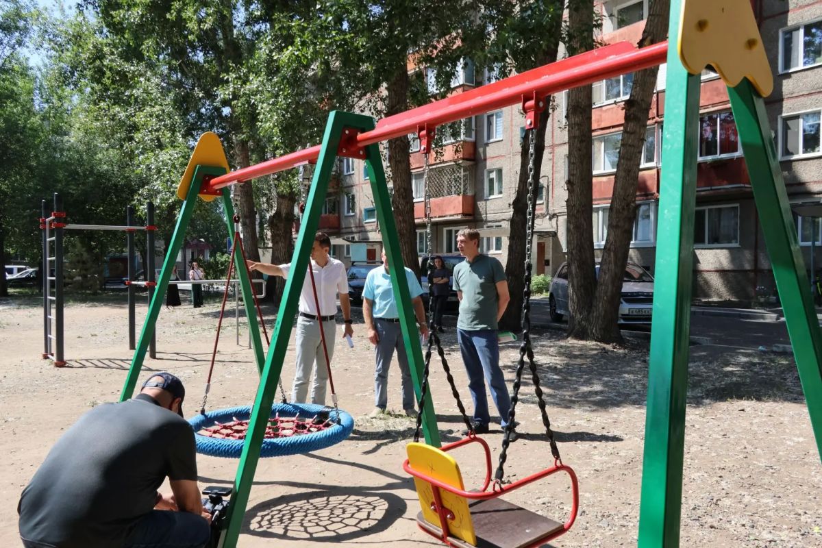 Сегодня Глава города Абакана Алексей Лемин проверил благоустройство пяти дворов, которые в этом году приводятся в порядок в республиканской столице по национальному проекту «Инфраструктура для жизни» Сегодня Глава города Абакана Алексей Лемин проверил благоустройство пяти дворов, которые в этом году приводятся в порядок в республиканской столице по национальному проекту «Инфраструктура для жизни»