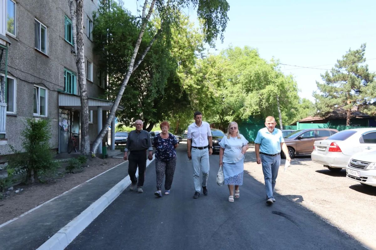 Сегодня Глава города Абакана Алексей Лемин проверил благоустройство пяти дворов, которые в этом году приводятся в порядок в республиканской столице по национальному проекту «Инфраструктура для жизни» Сегодня Глава города Абакана Алексей Лемин проверил благоустройство пяти дворов, которые в этом году приводятся в порядок в республиканской столице по национальному проекту «Инфраструктура для жизни»