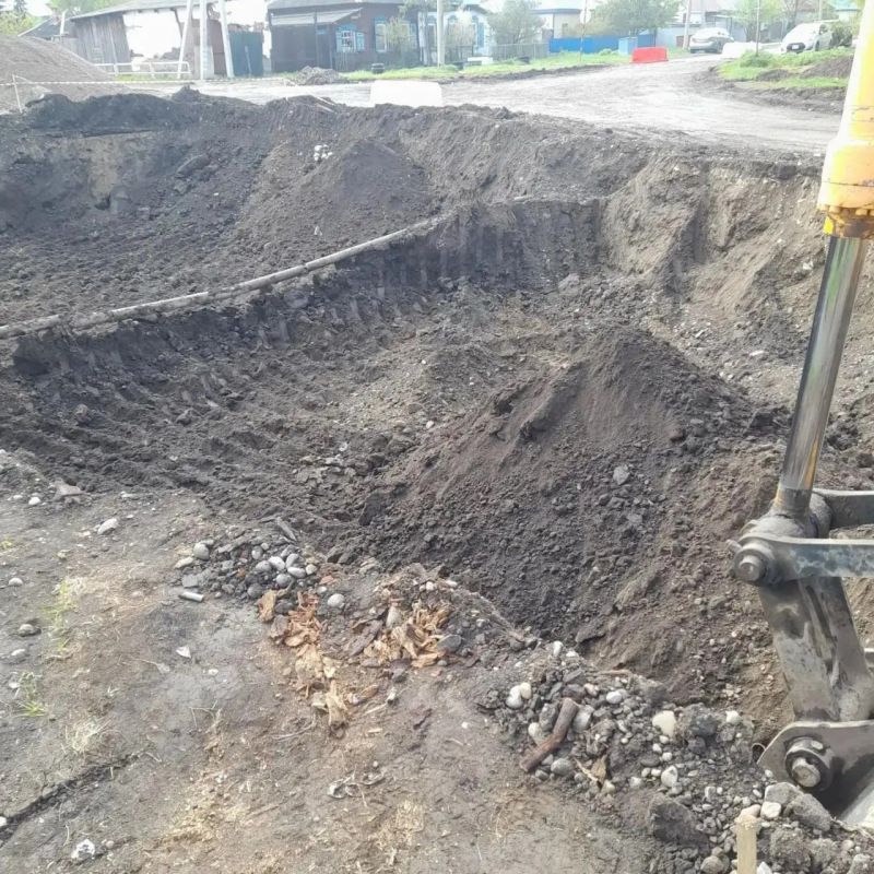К асфальтированию участка на Крылова готовится подрядчик - монтаж бордюрного камня завершён, непригодный грунт уже заменили, теперь начата отсыпка К асфальтированию участка на Крылова готовится подрядчик - монтаж бордюрного камня завершён, непригодный грунт уже заменили, теперь начата отсыпка